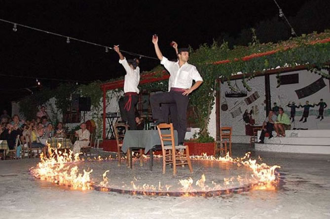 Kretenzer dans en showavond met diner op Kreta
